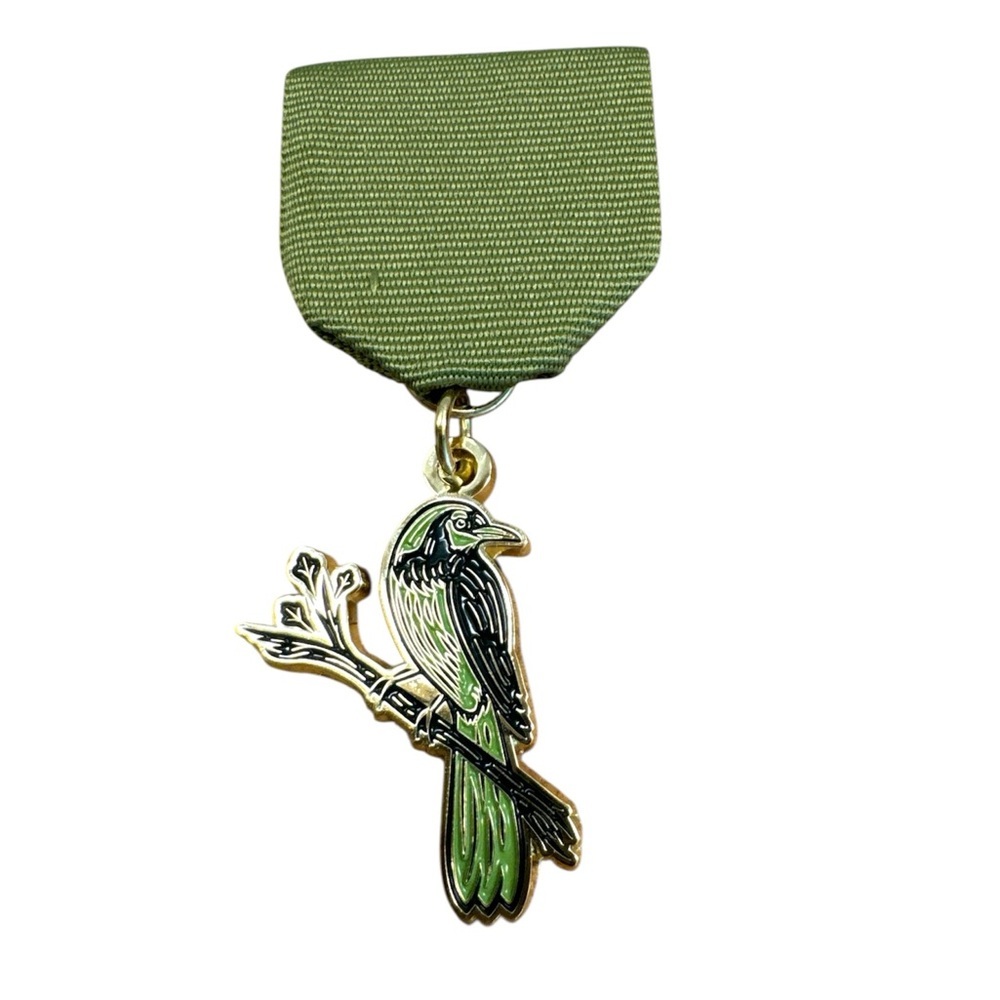 Green Enamel Carriqui Bird Pin Fiesta Medal Gold Tone Nature Jewelry Lapel Pin - Picture 3 of 3